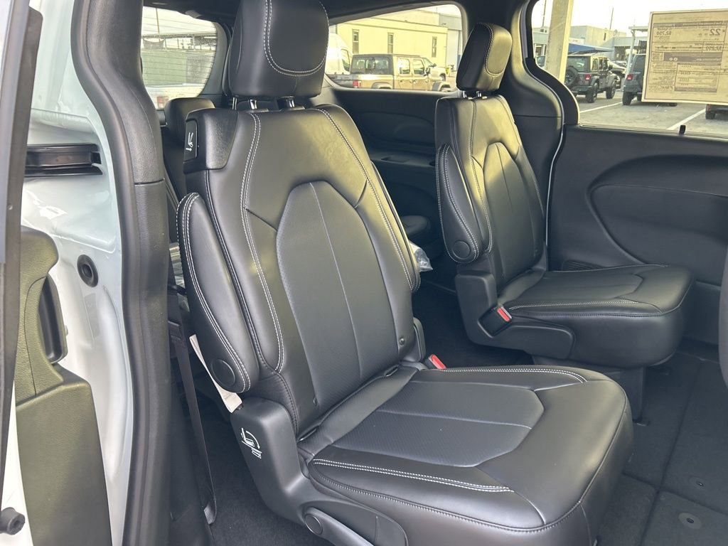 New 2026 Chrysler Pacifica Select image 27