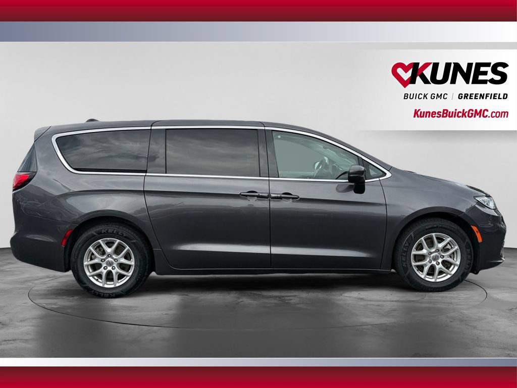Used 2023 Chrysler Pacifica Touring-L FWD image 12