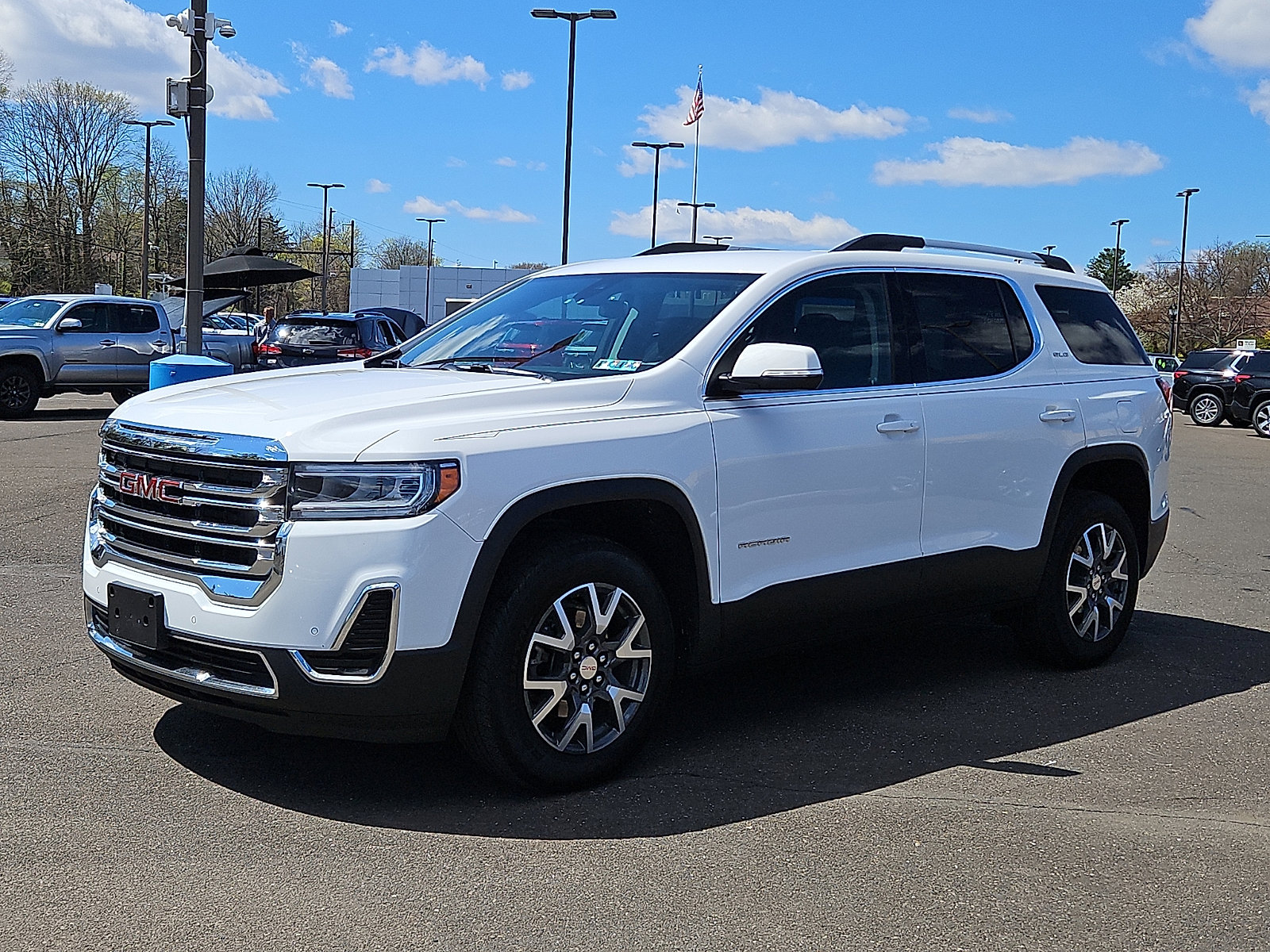 Used 2023 GMC Acadia SLE w/ Driver Convenience Package FWD image 3