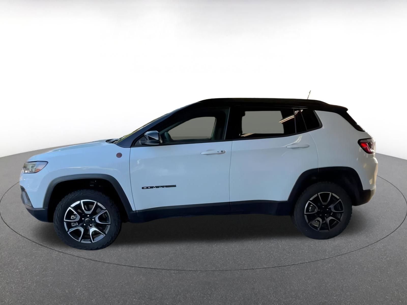 Used 2025 Jeep Compass Trailhawk image 9