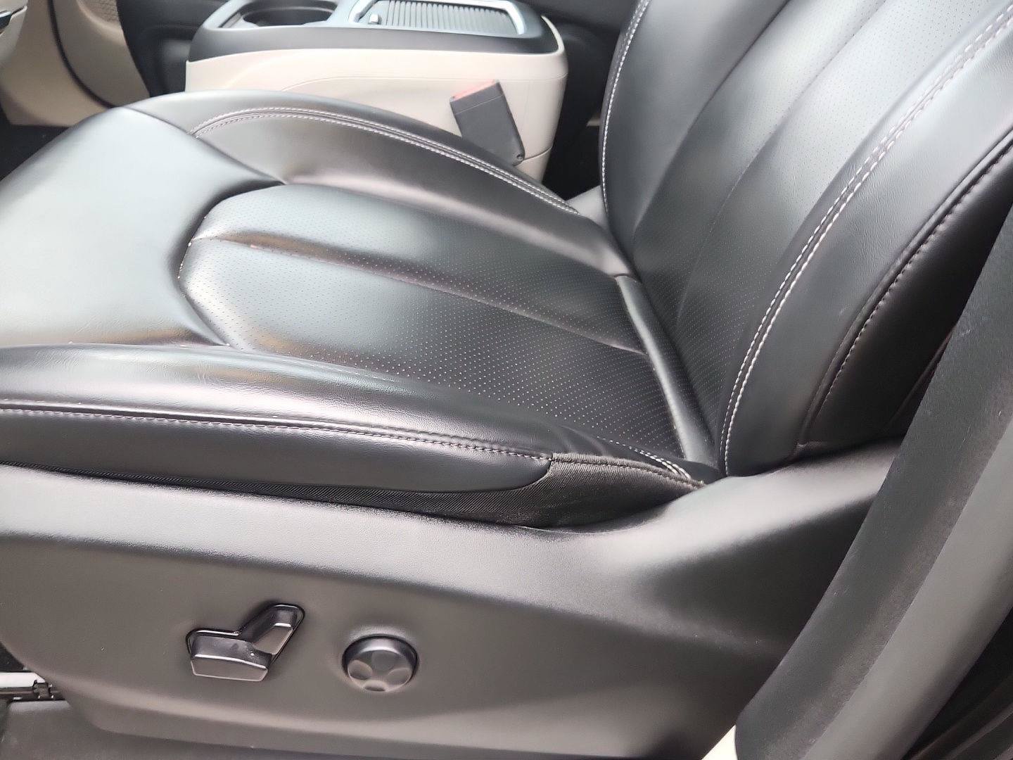 Used 2023 Chrysler Pacifica Touring-L FWD image 11