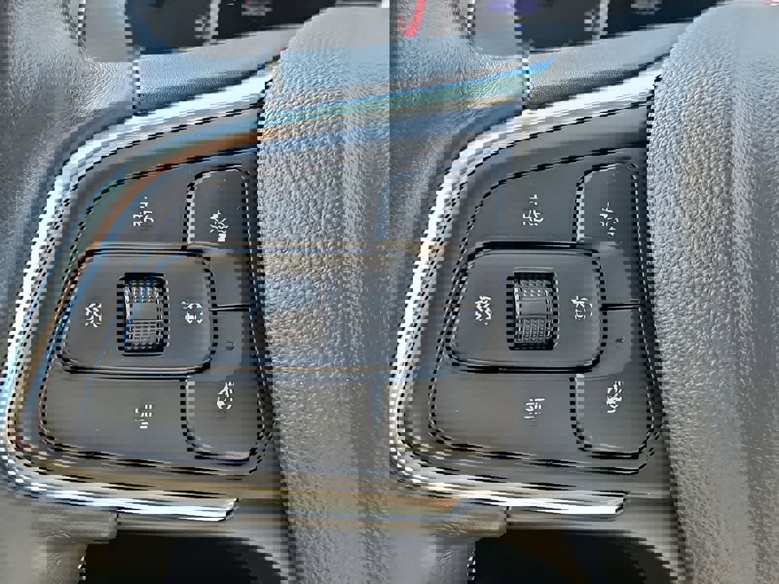 Used 2022 Buick Envision Essence w/ Sport Touring Package image 24