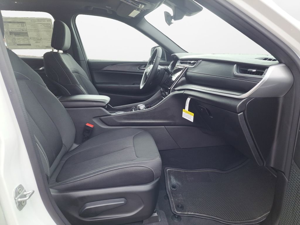 New 2025 Jeep Grand Cherokee Laredo w/ Luxury Tech Group I RWD image 24