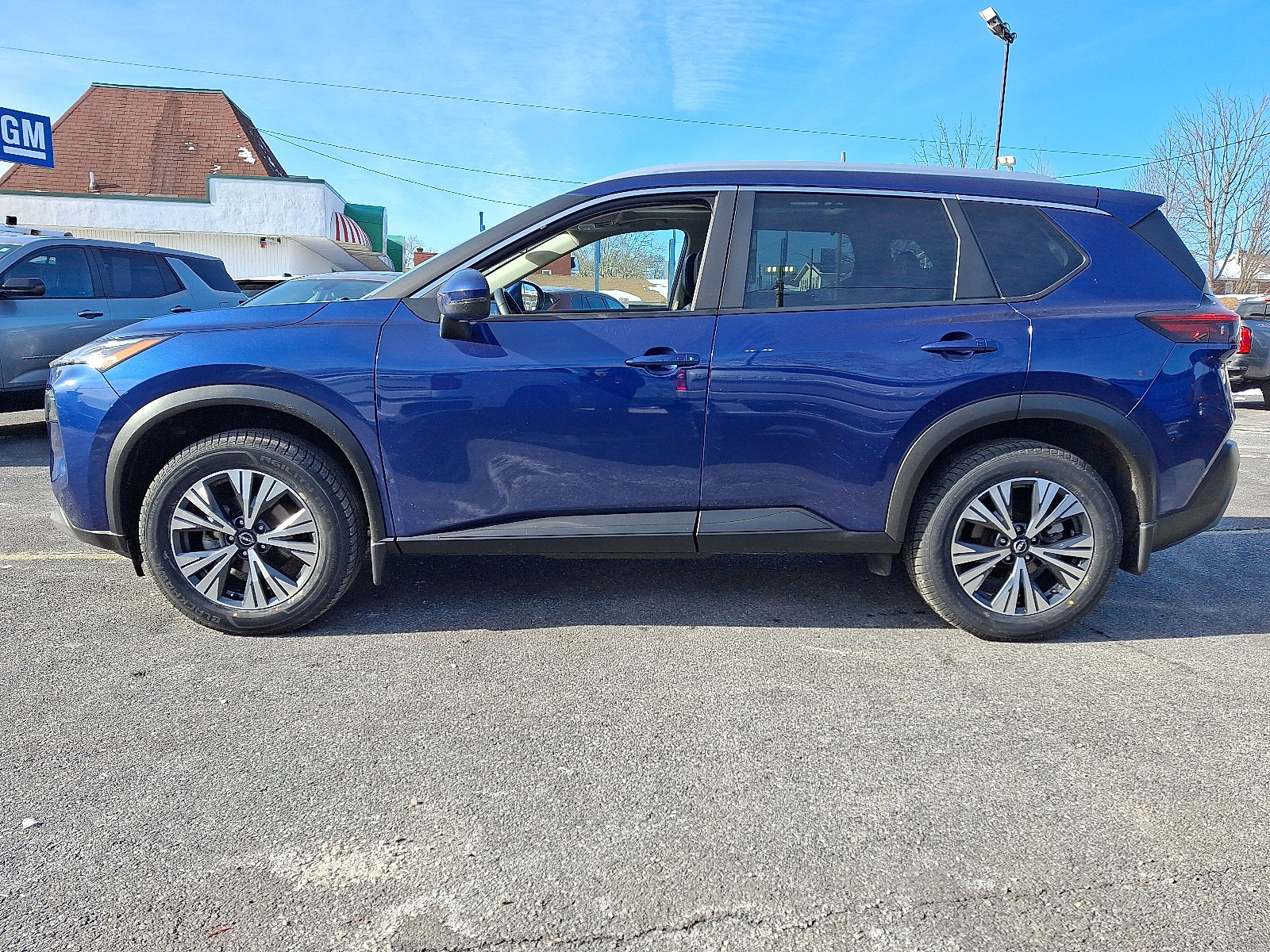 Used 2023 Nissan Rogue SV w/ SV Premium Package image 2