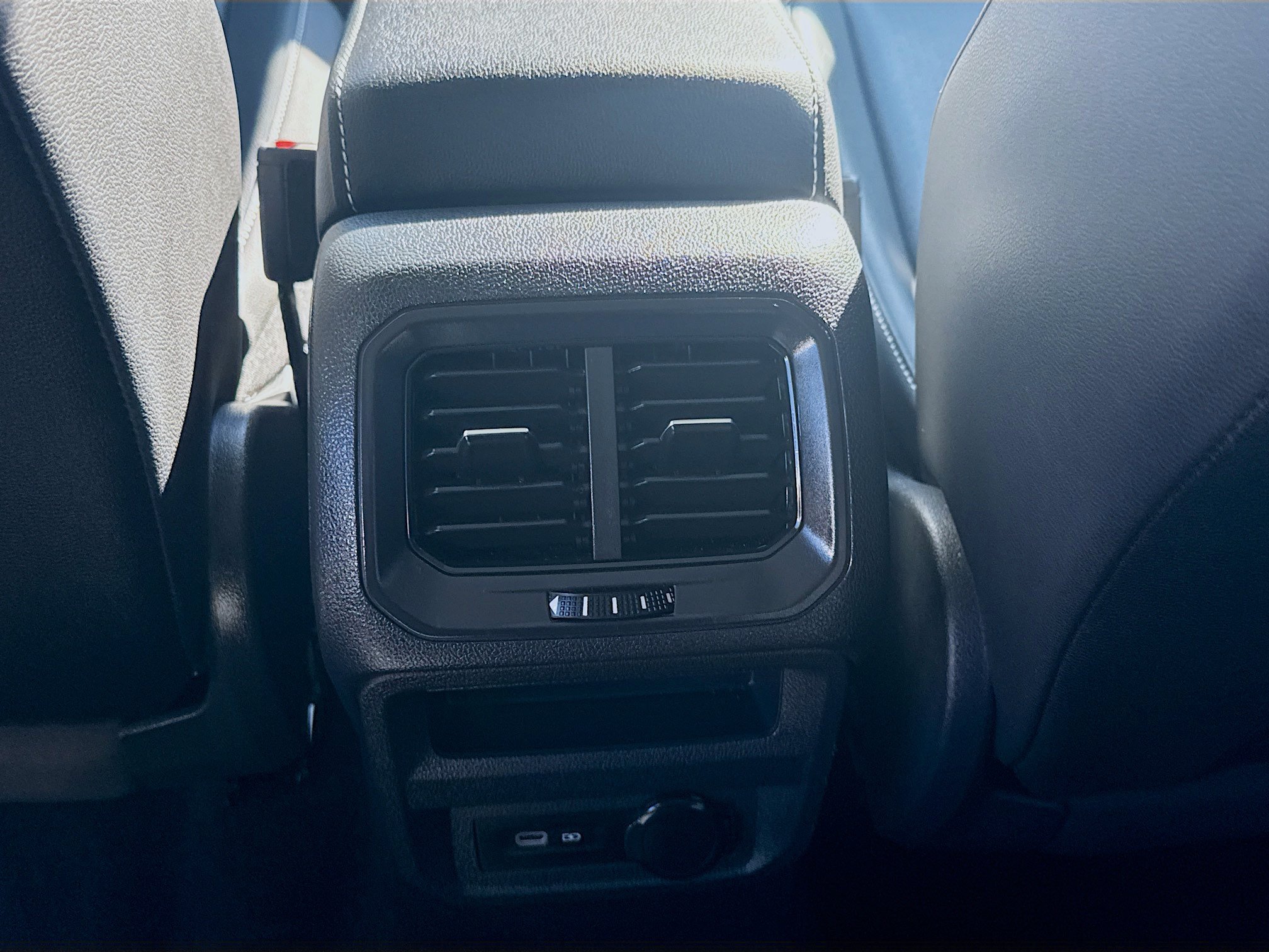 Used 2023 Volkswagen Tiguan SE w/ Panoramic Sunroof Package FWD image 22