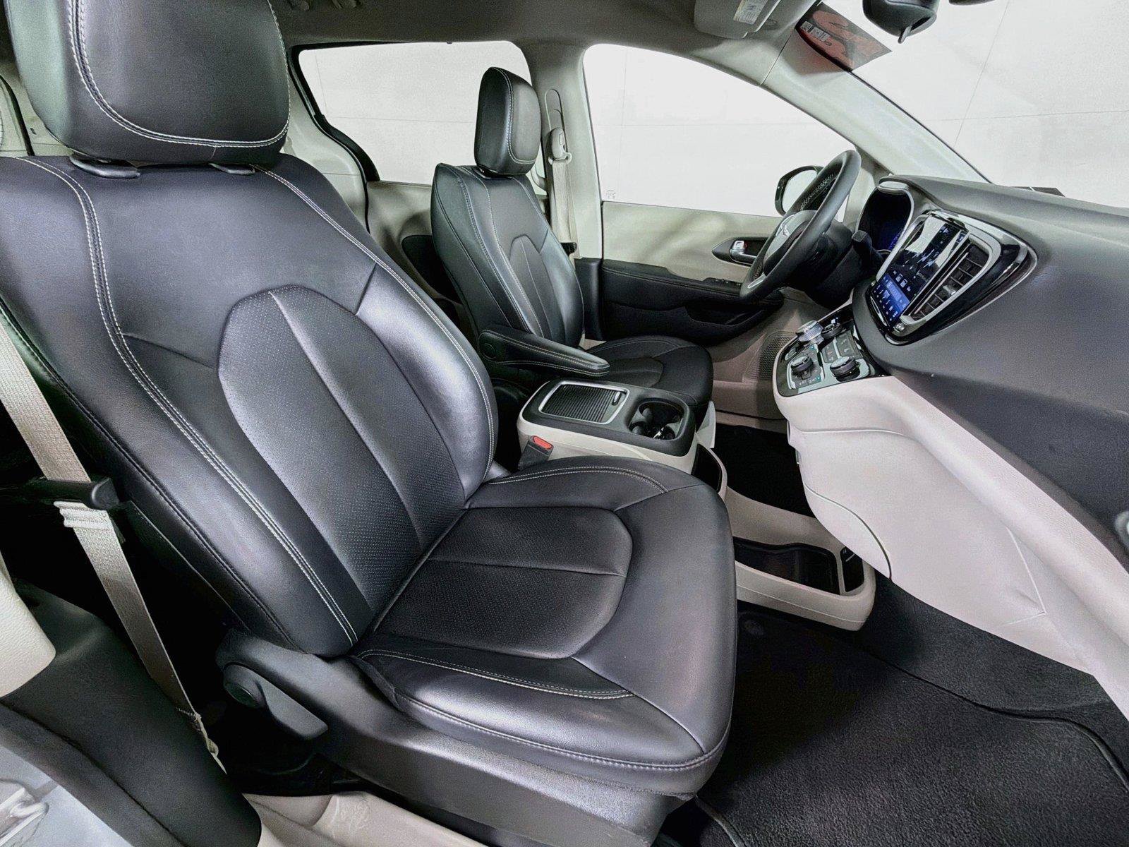 Used 2024 Chrysler Pacifica Touring-L FWD image 30