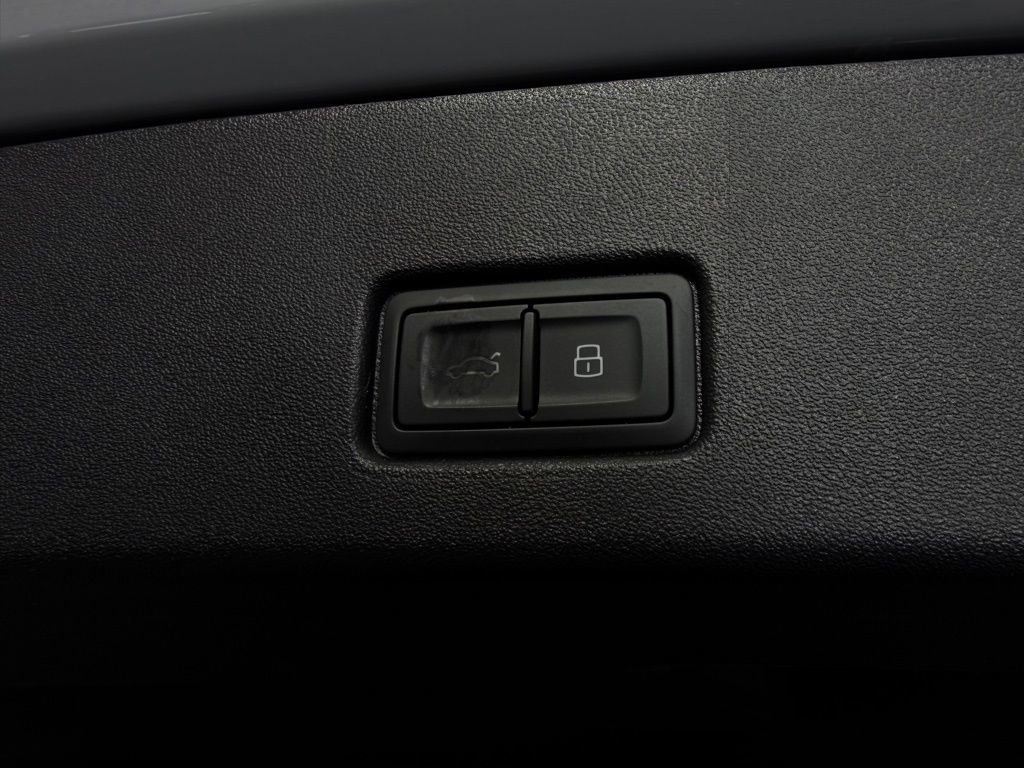 Used 2024 Audi Q4 e-tron Prestige AWD/4WD image 29