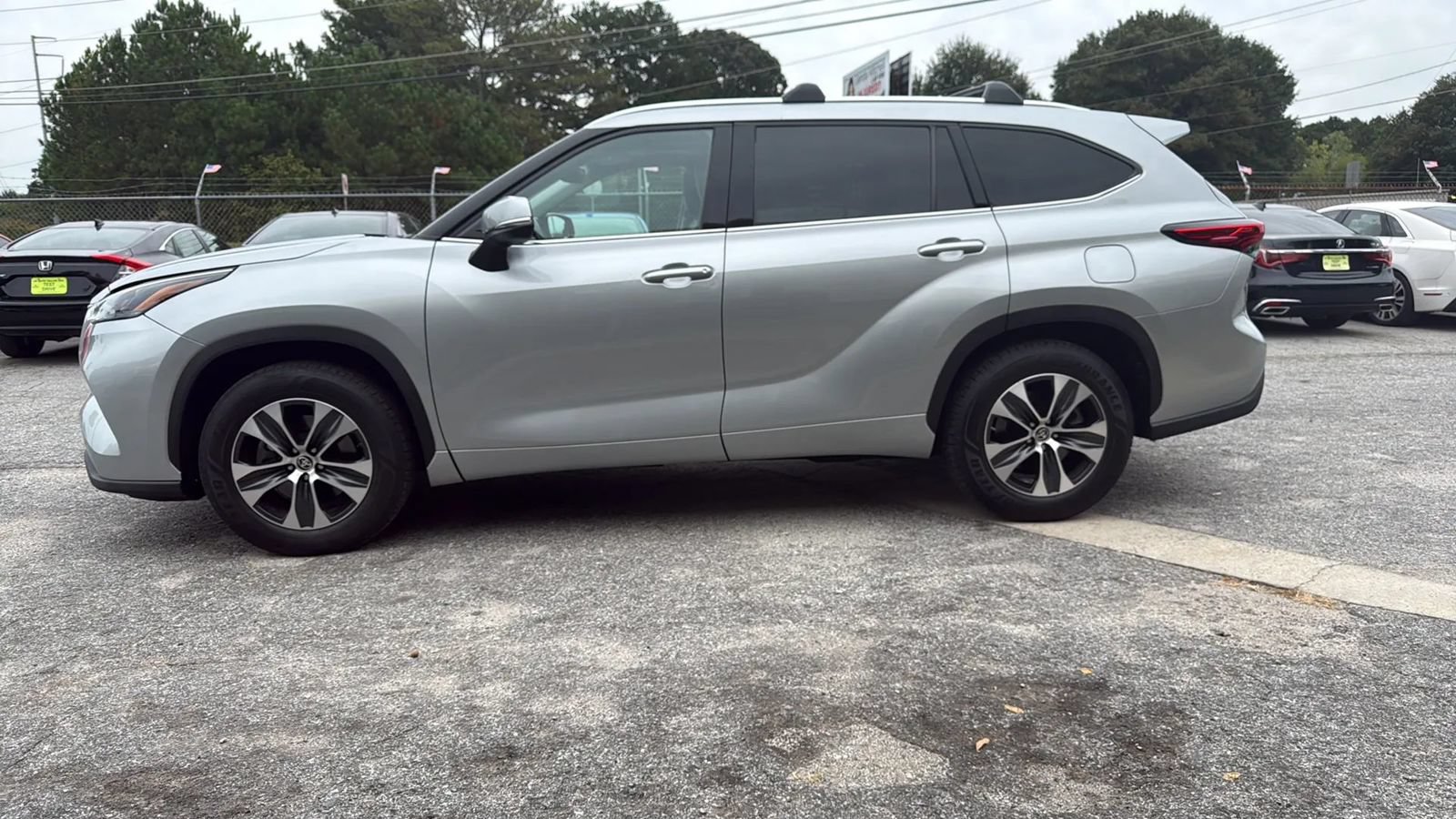 Used 2021 Toyota Highlander XLE FWD image 4