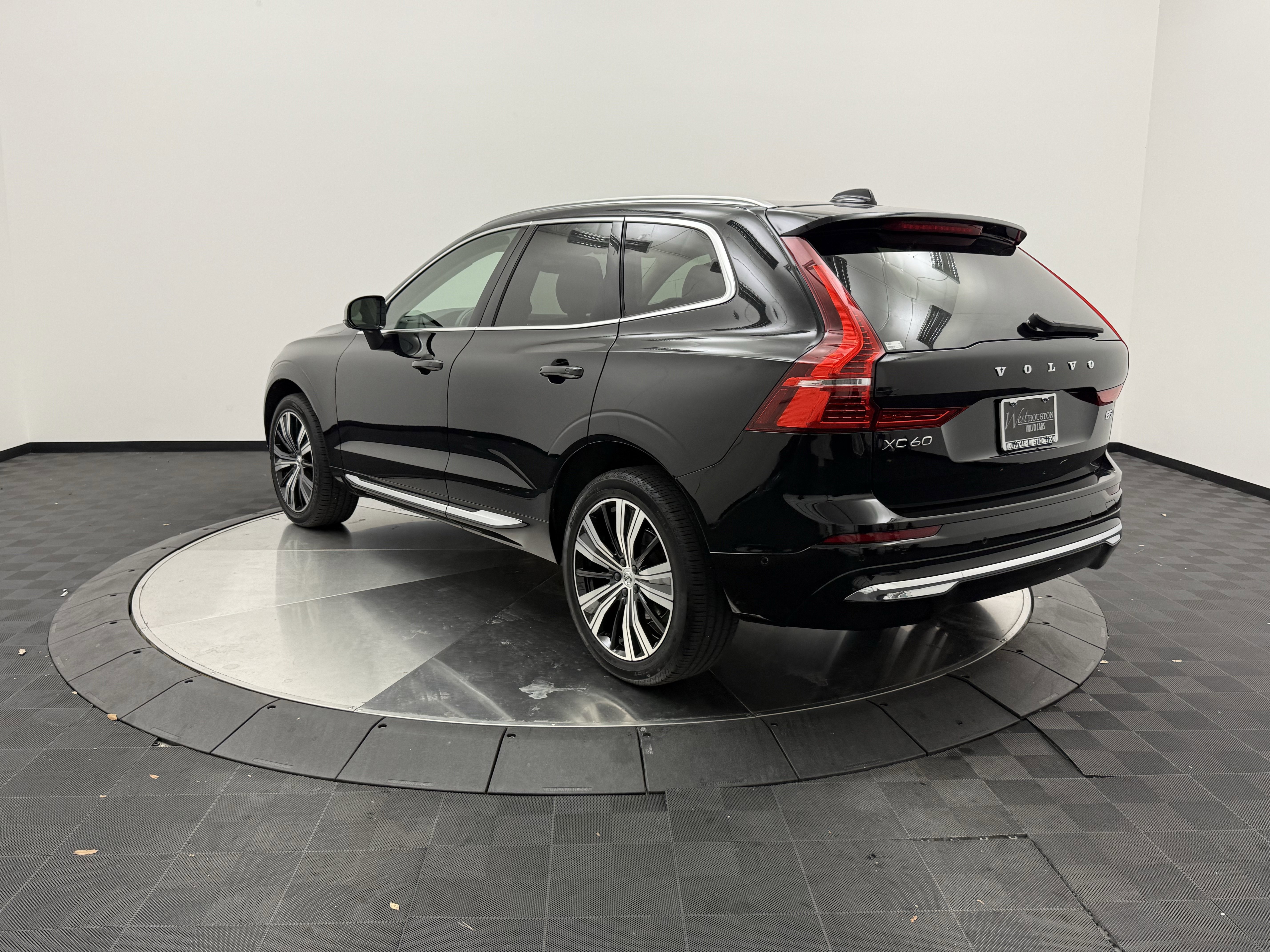 Certified 2023 Volvo XC60 B5 Plus AWD/4WD image 4