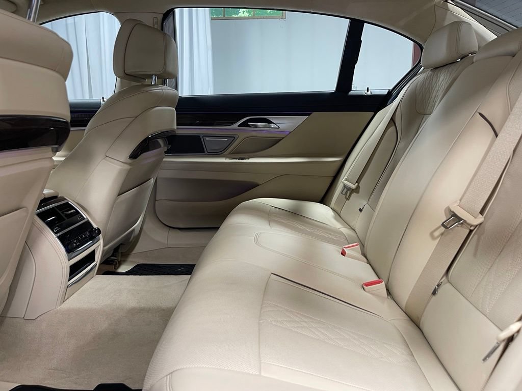 Used 2020 BMW 750i xDrive w/ Executive Package AWD/4WD image 25