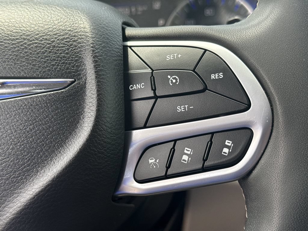 Used 2024 Chrysler Pacifica Touring-L FWD image 15