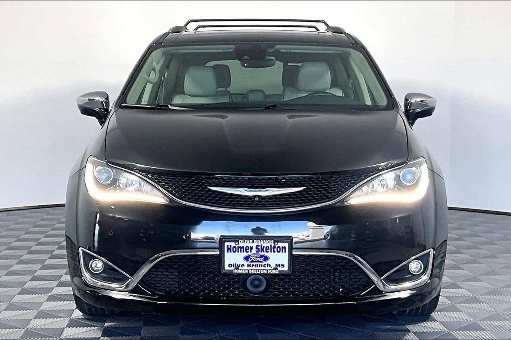 Used 2017 Chrysler Pacifica Limited w/ UConnect Theater Package FWD image 3