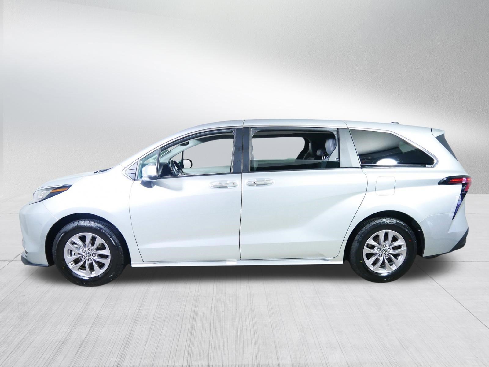 Used 2022 Toyota Sienna XLE FWD image 4