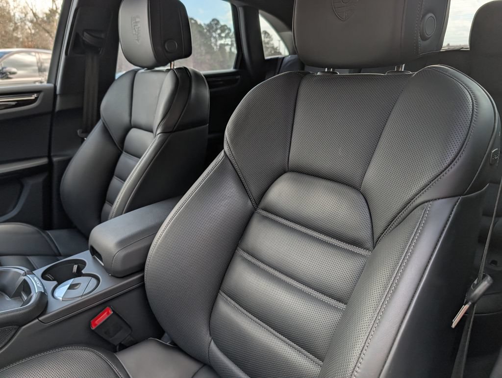 Certified 2025 Porsche Macan AWD/4WD image 5