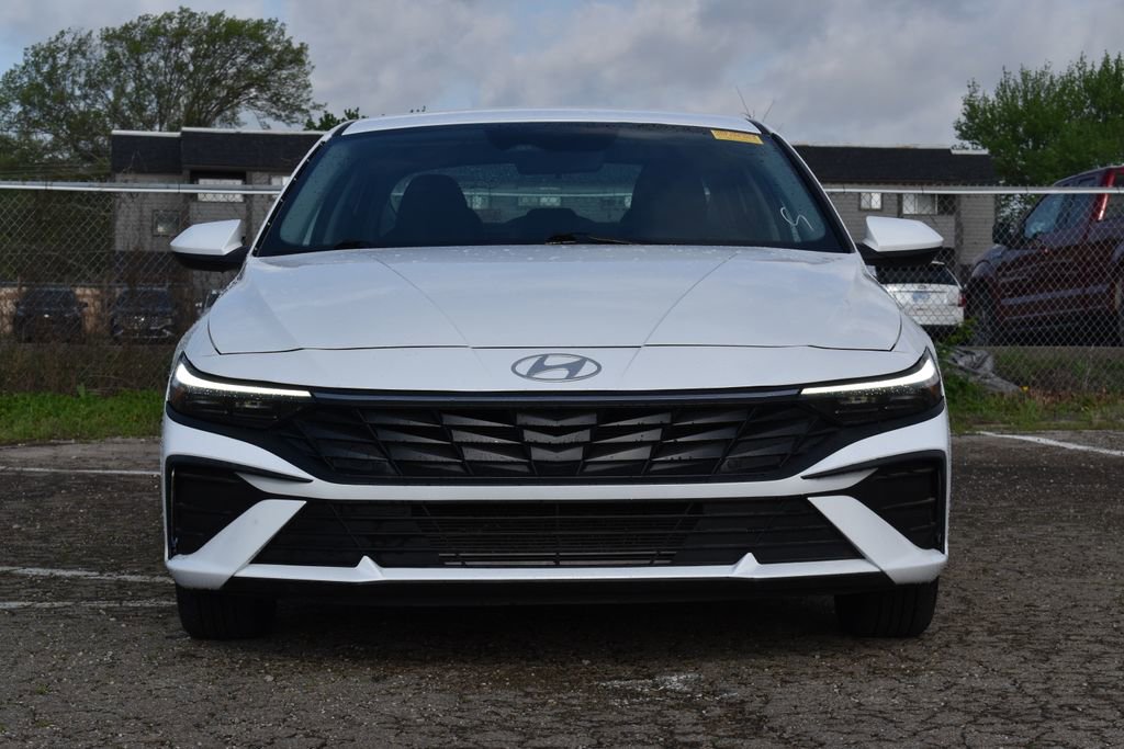Used 2024 Hyundai Elantra SE image 2