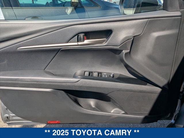 Used 2025 Toyota Camry SE w/ Convenience Package image 10
