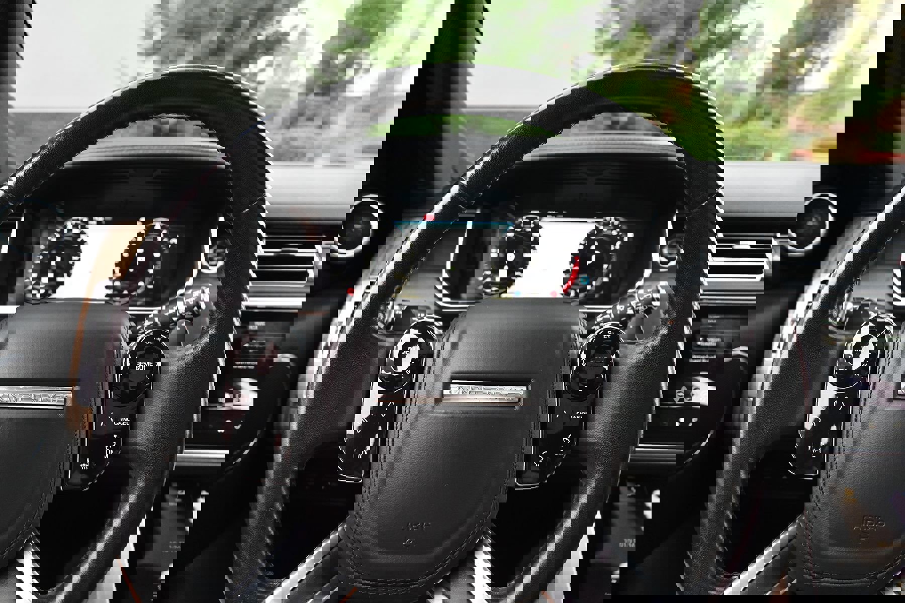 Used 2019 Land Rover Range Rover HSE image 32