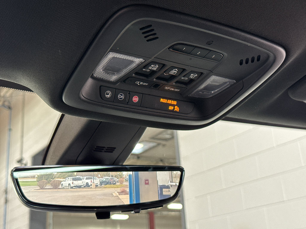 Used 2023 Chevrolet Traverse Premier image 39