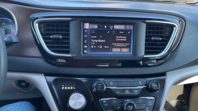 Used 2022 Chrysler Voyager LX FWD image 14
