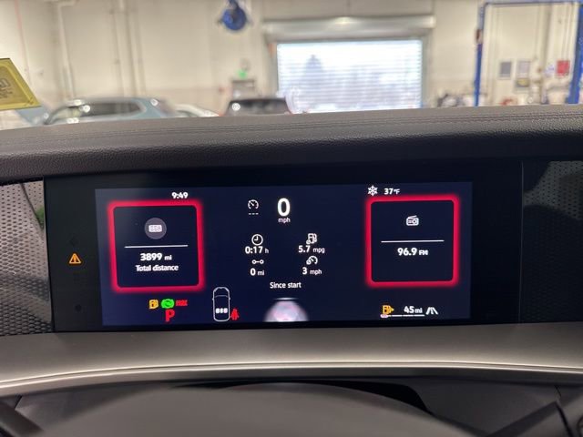 Used 2025 Volkswagen Tiguan SE image 8