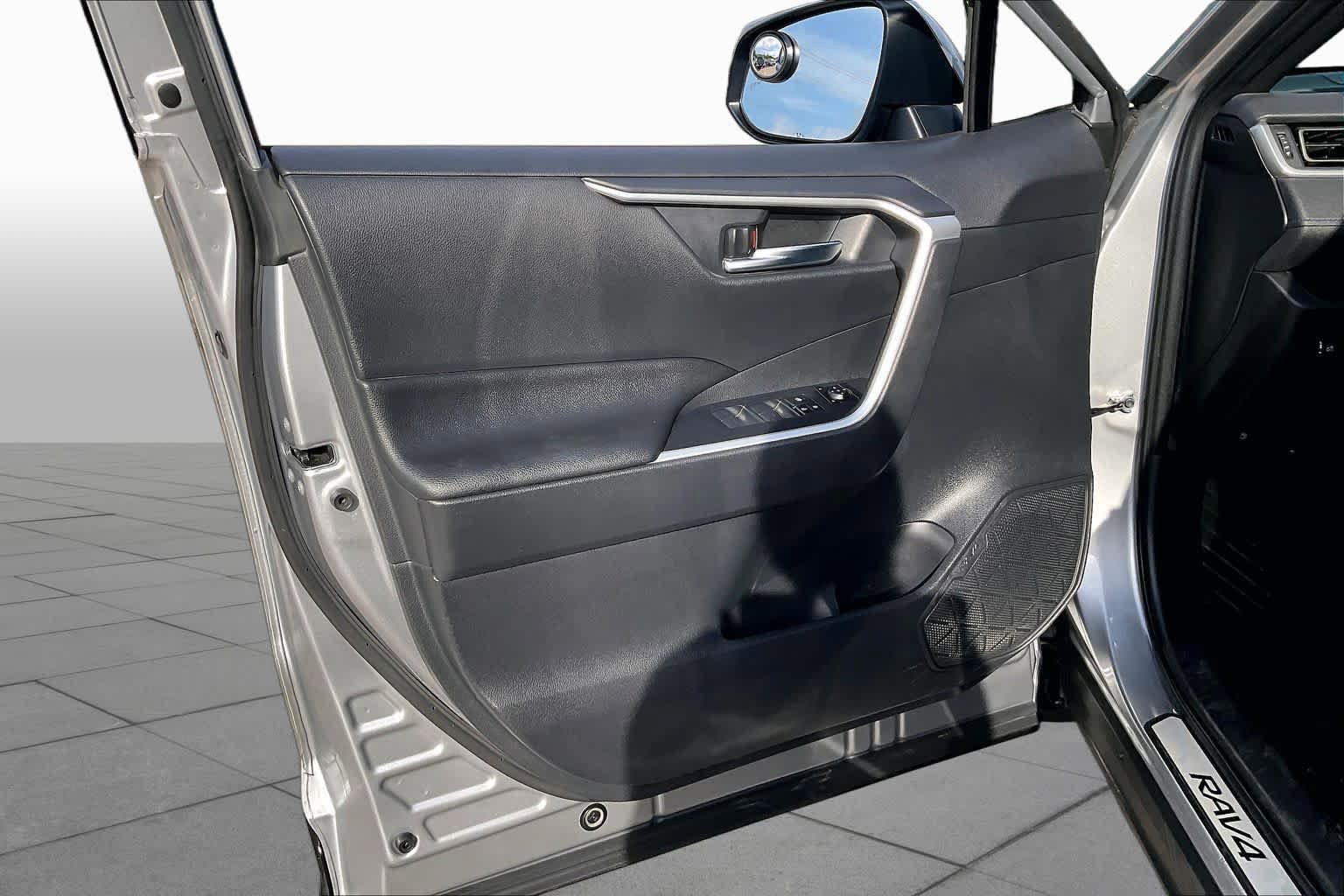 Used 2025 Toyota RAV4 SE AWD/4WD image 19