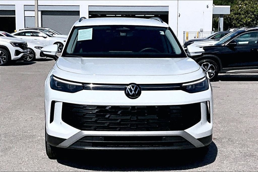 Certified 2025 Volkswagen Tiguan SE image 10