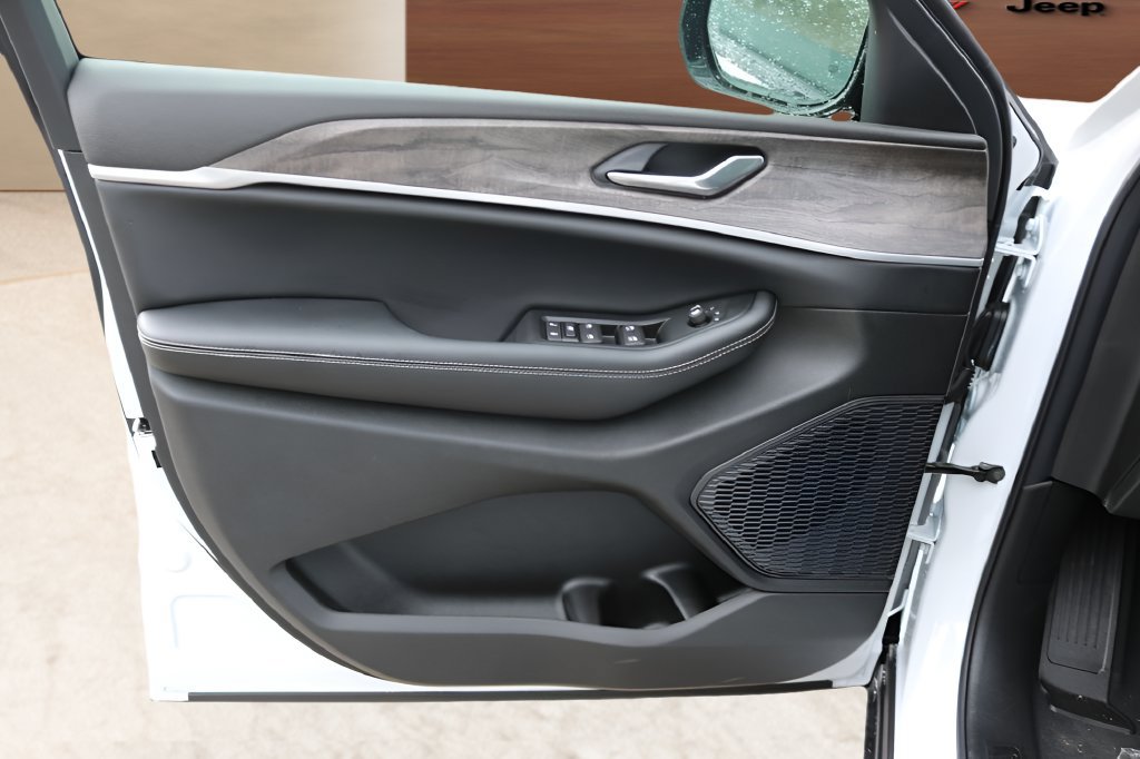 New 2026 Jeep Grand Cherokee L 4WD image 10