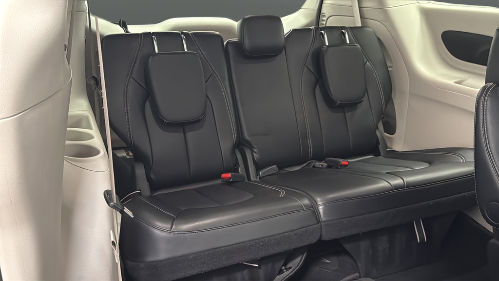 Used 2024 Chrysler Pacifica Touring-L FWD image 25