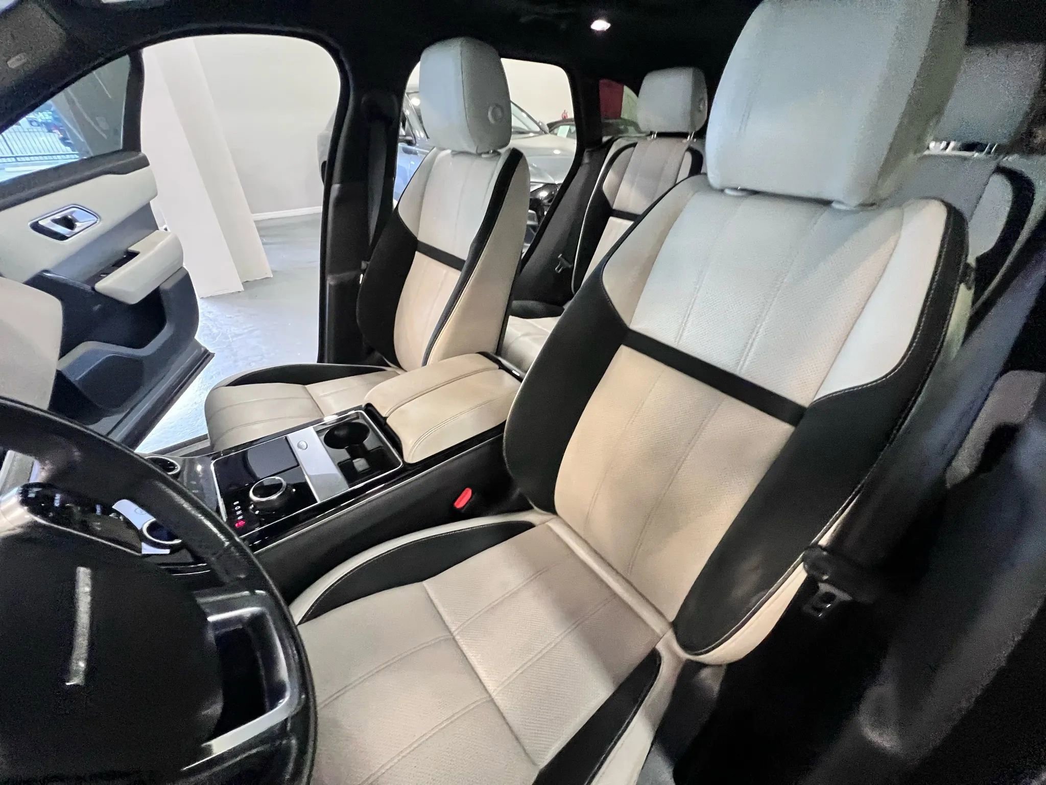 Used 2020 Land Rover Range Rover Velar R-Dynamic S image 10