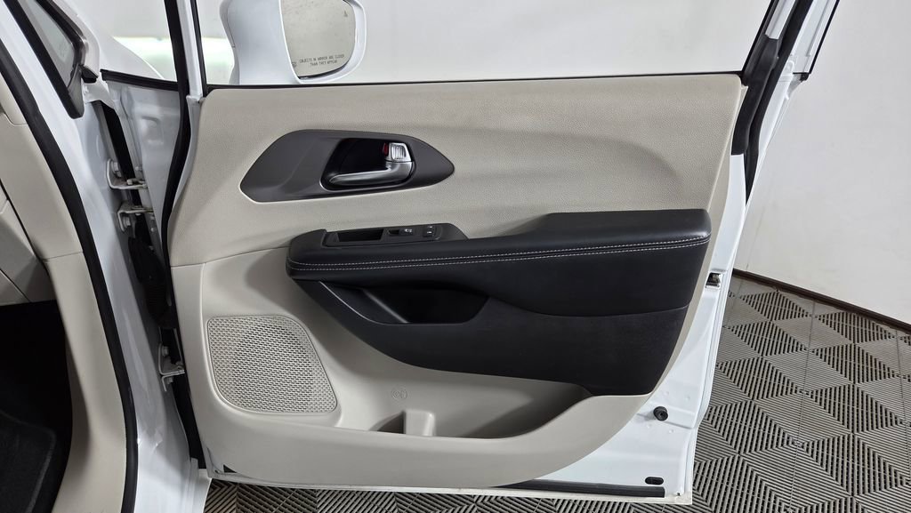 Used 2021 Chrysler Pacifica Touring-L FWD image 35