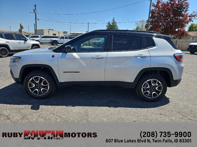 Used 2025 Jeep Compass Trailhawk AWD/4WD image 4