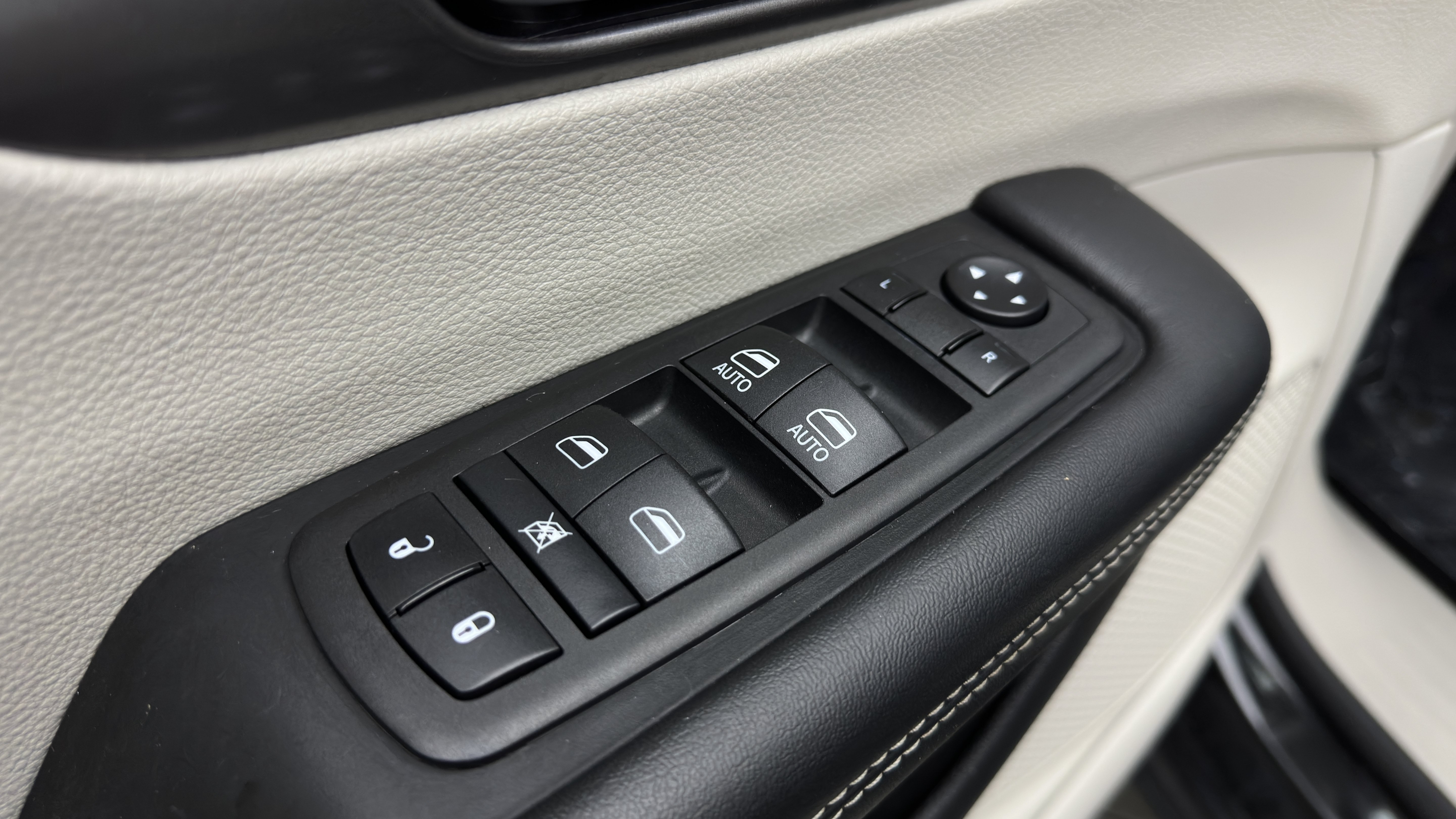 Used 2023 Chrysler Pacifica Touring-L FWD image 12