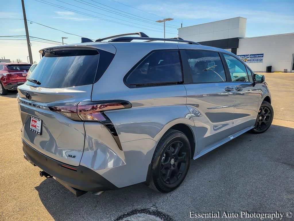 Used 2025 Toyota Sienna XLE Woodland Edition image 7