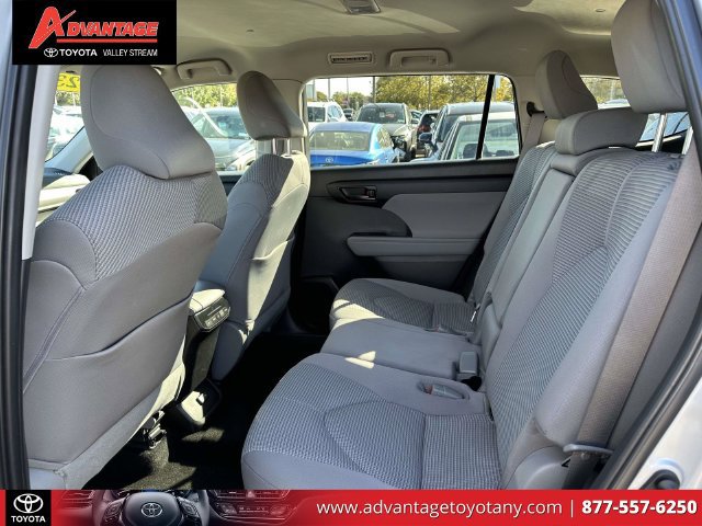 Used 2023 Toyota Highlander LE AWD/4WD image 14