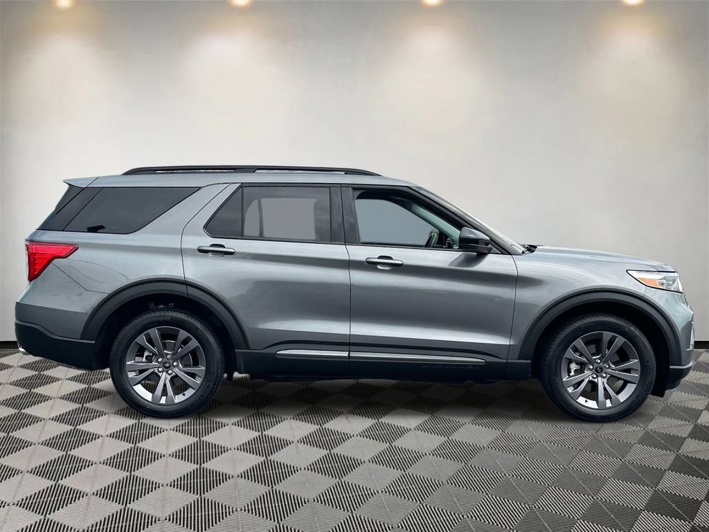 Used 2024 Ford Explorer XLT w/ Equipment Group 202A AWD/4WD image 2