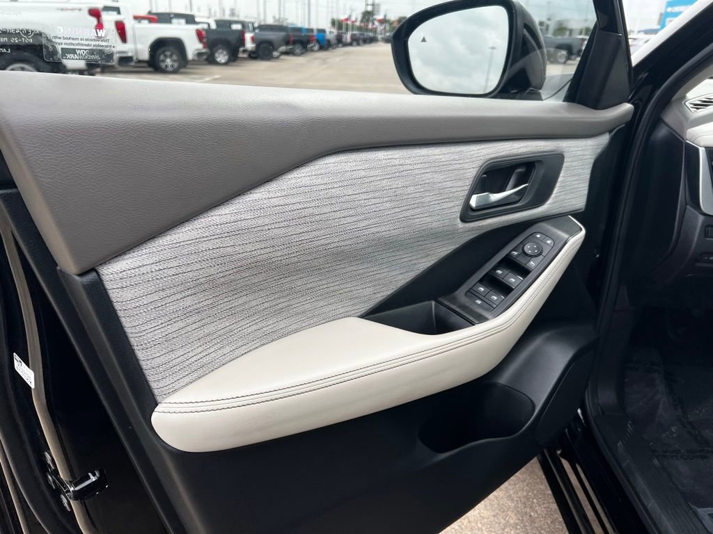 Used 2023 Nissan Rogue SV image 40