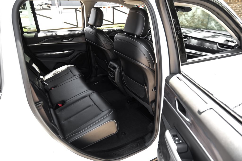 Used 2023 Jeep Grand Cherokee Limited w/ Luxury Tech Group II AWD/4WD image 50
