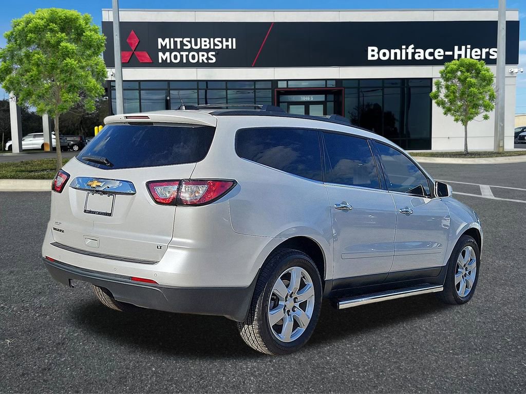 Used 2017 Chevrolet Traverse LT w/ Style and Technology Package FWD image 4