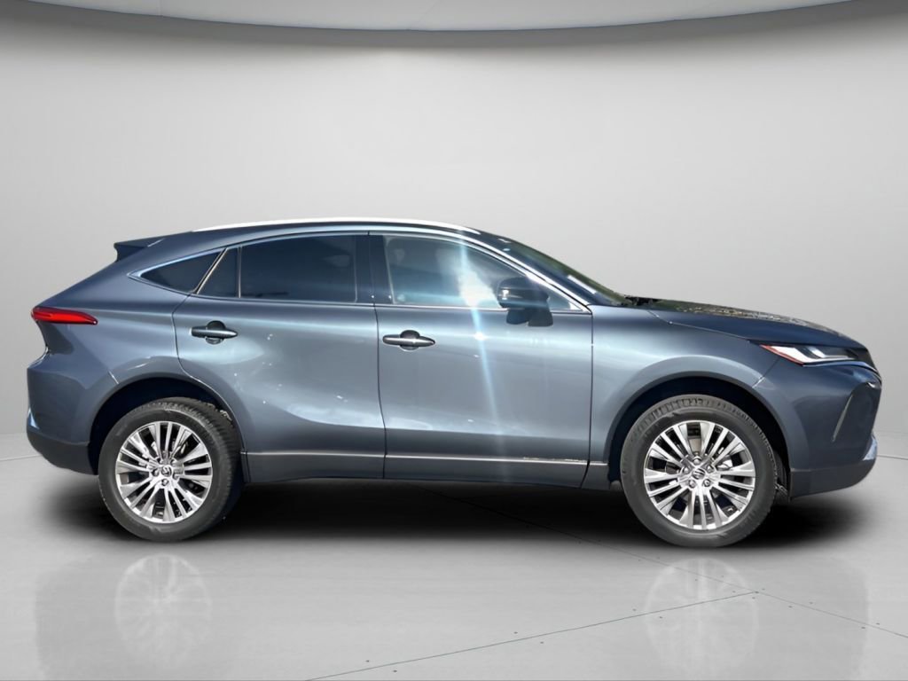 Used 2023 Toyota Venza XLE AWD/4WD image 3