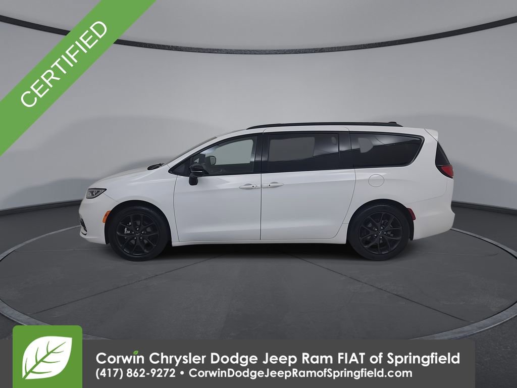 Certified 2025 Chrysler Pacifica Limited image 9