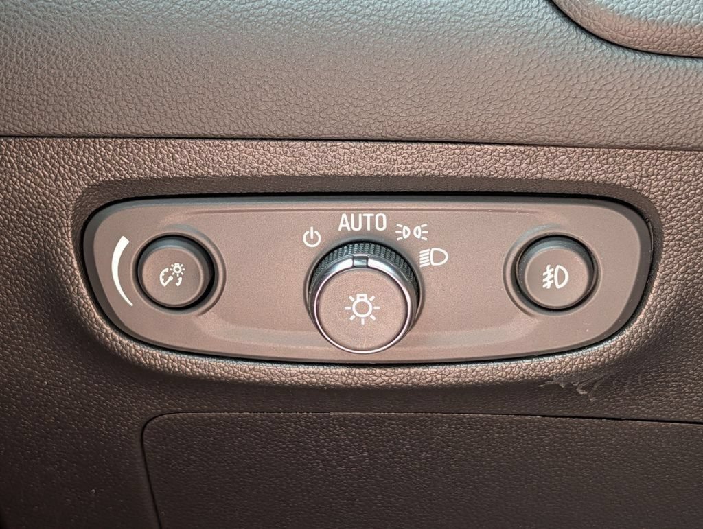 Used 2023 Buick Encore GX Essence w/ Experience Buick Package FWD image 35