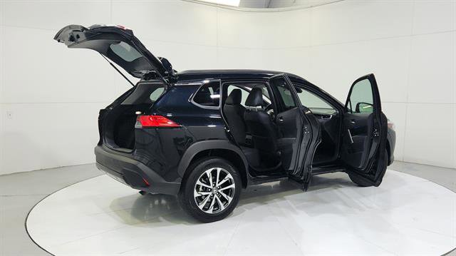 Used 2025 Toyota Corolla Cross XLE image 32