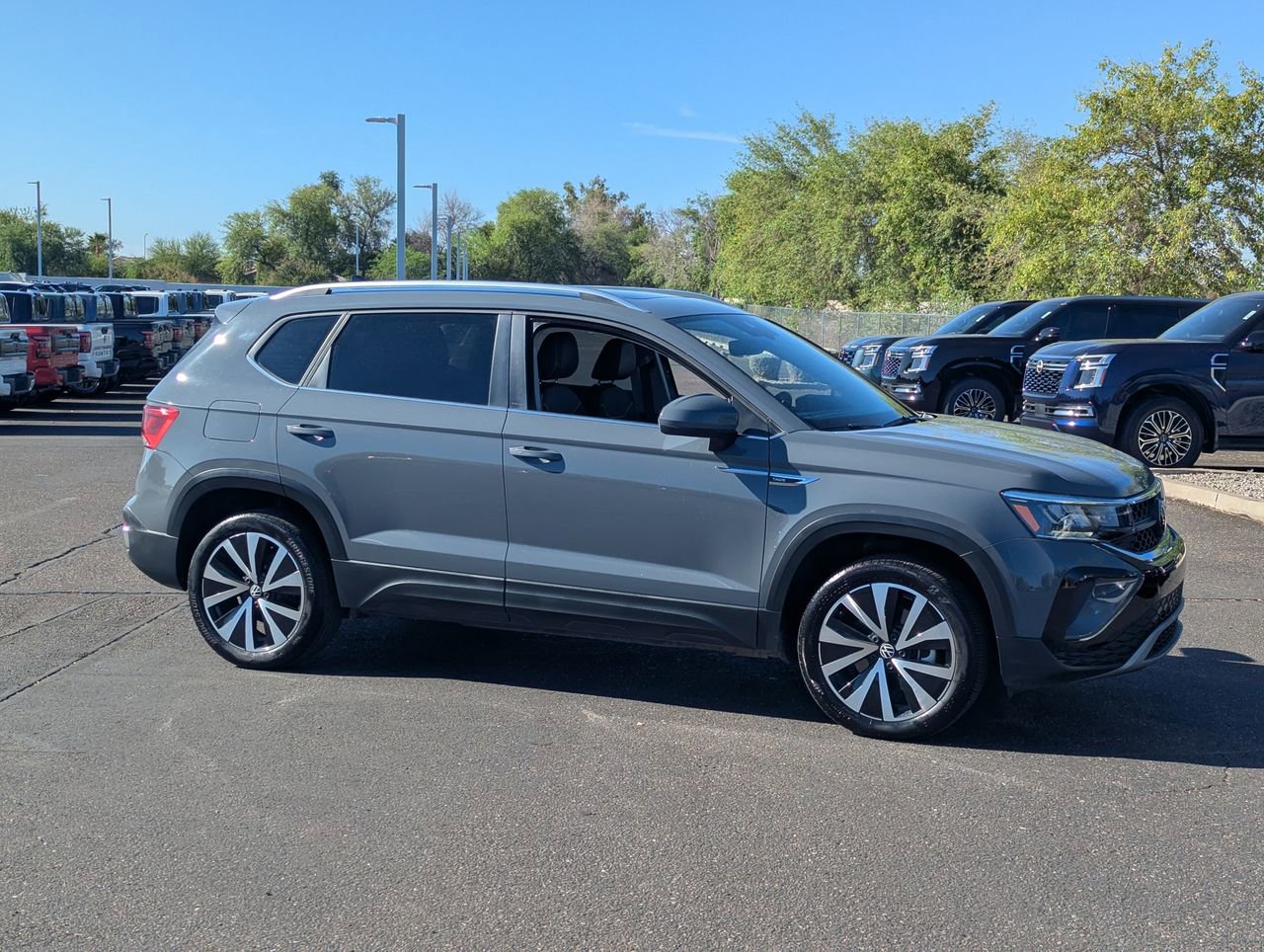 Used 2024 Volkswagen Taos SE w/ Panoramic Sunroof Package FWD image 8