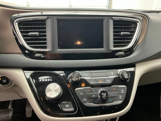Used 2018 Chrysler Pacifica L FWD image 7