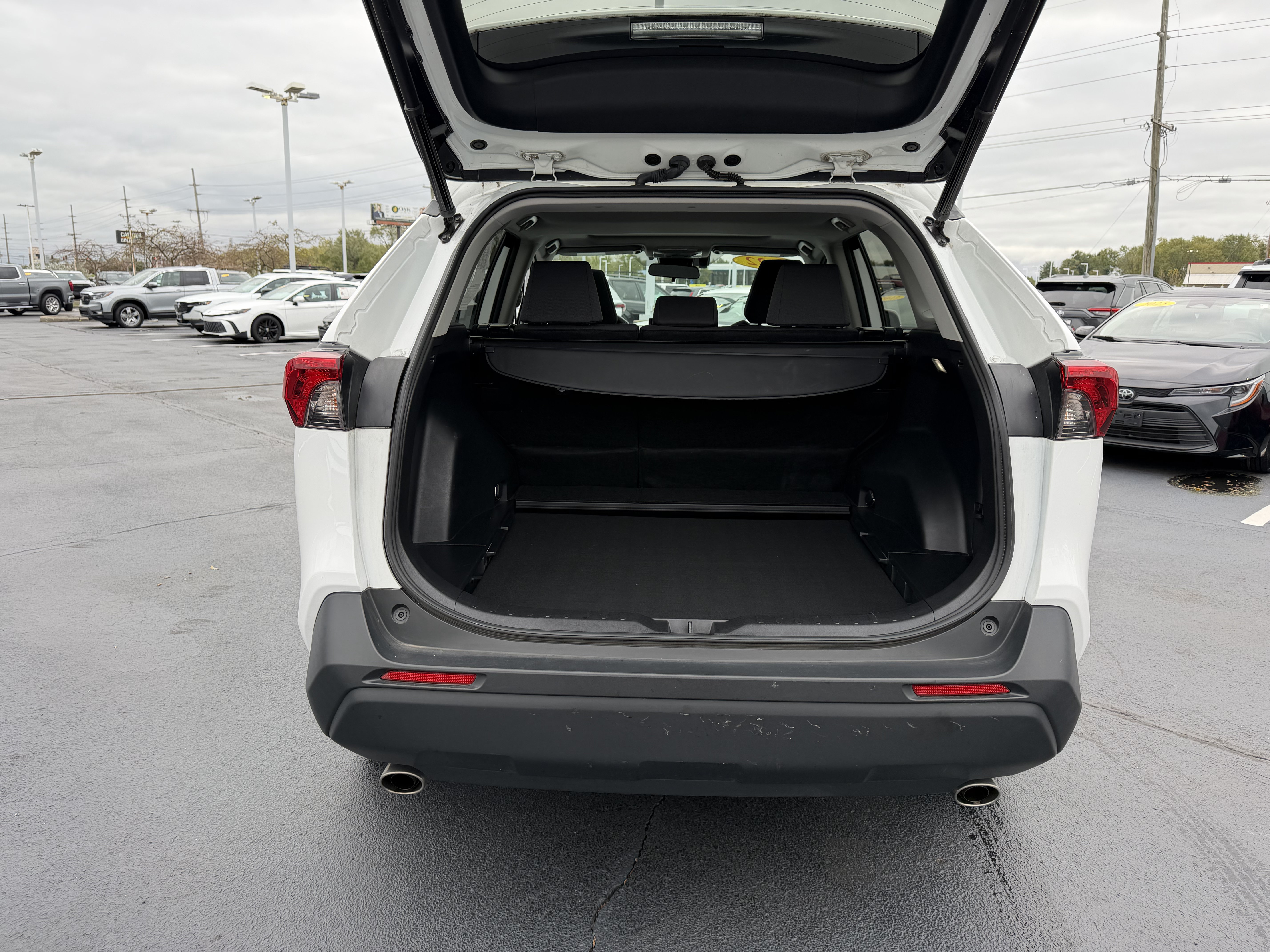 Used 2022 Toyota RAV4 XLE w/ Convenience Package AWD/4WD image 7