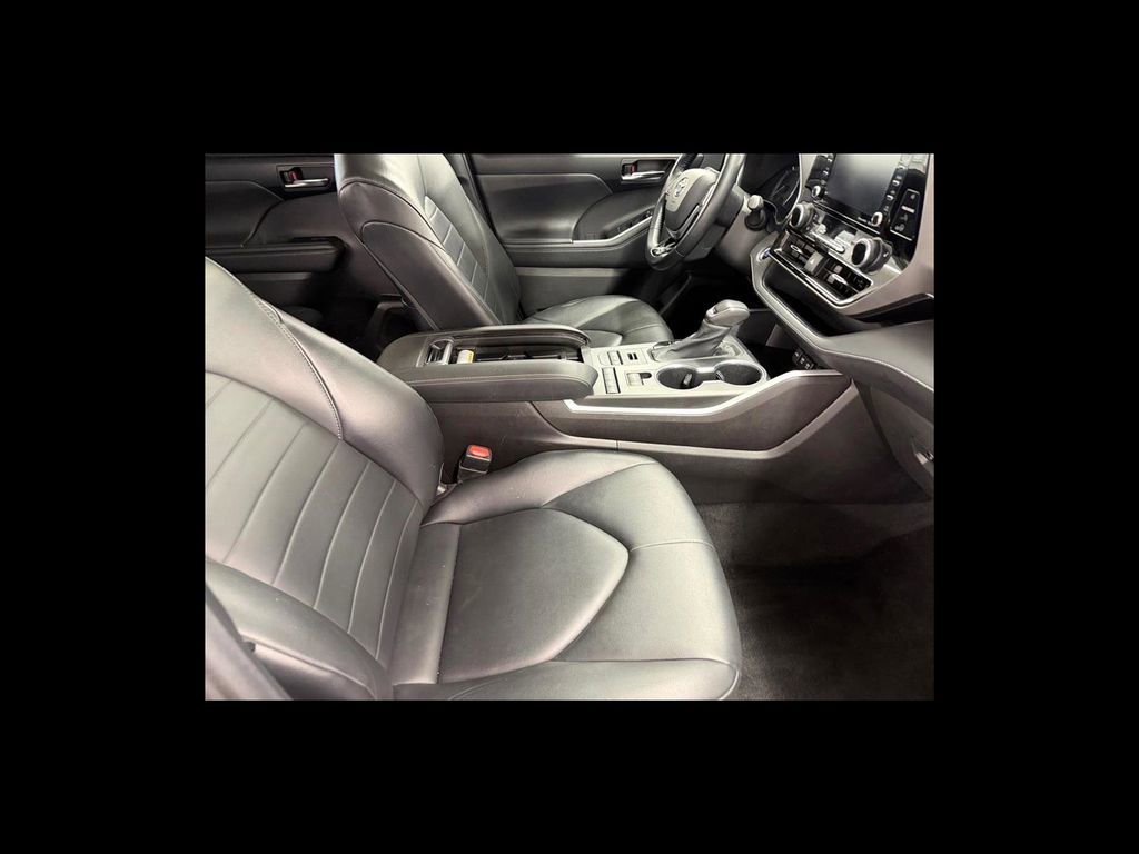 Used 2021 Toyota Highlander XLE AWD/4WD image 18