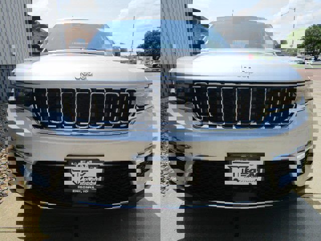 Used 2024 Jeep Grand Cherokee Limited image 2