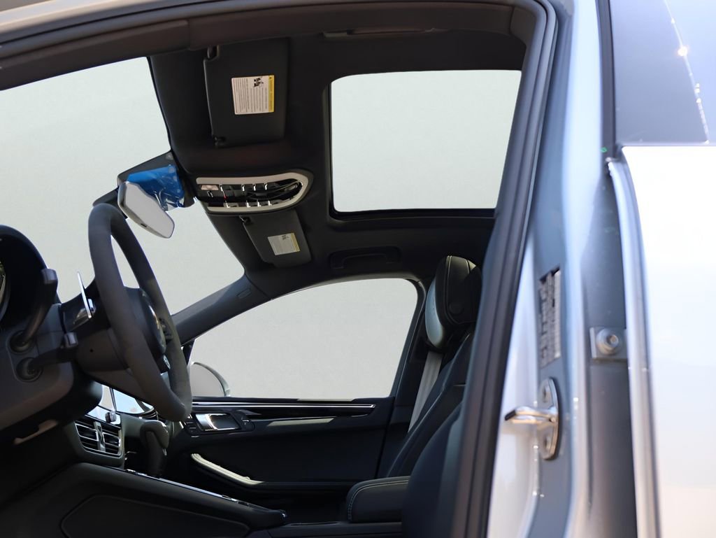 Certified 2025 Porsche Macan Turbo image 38