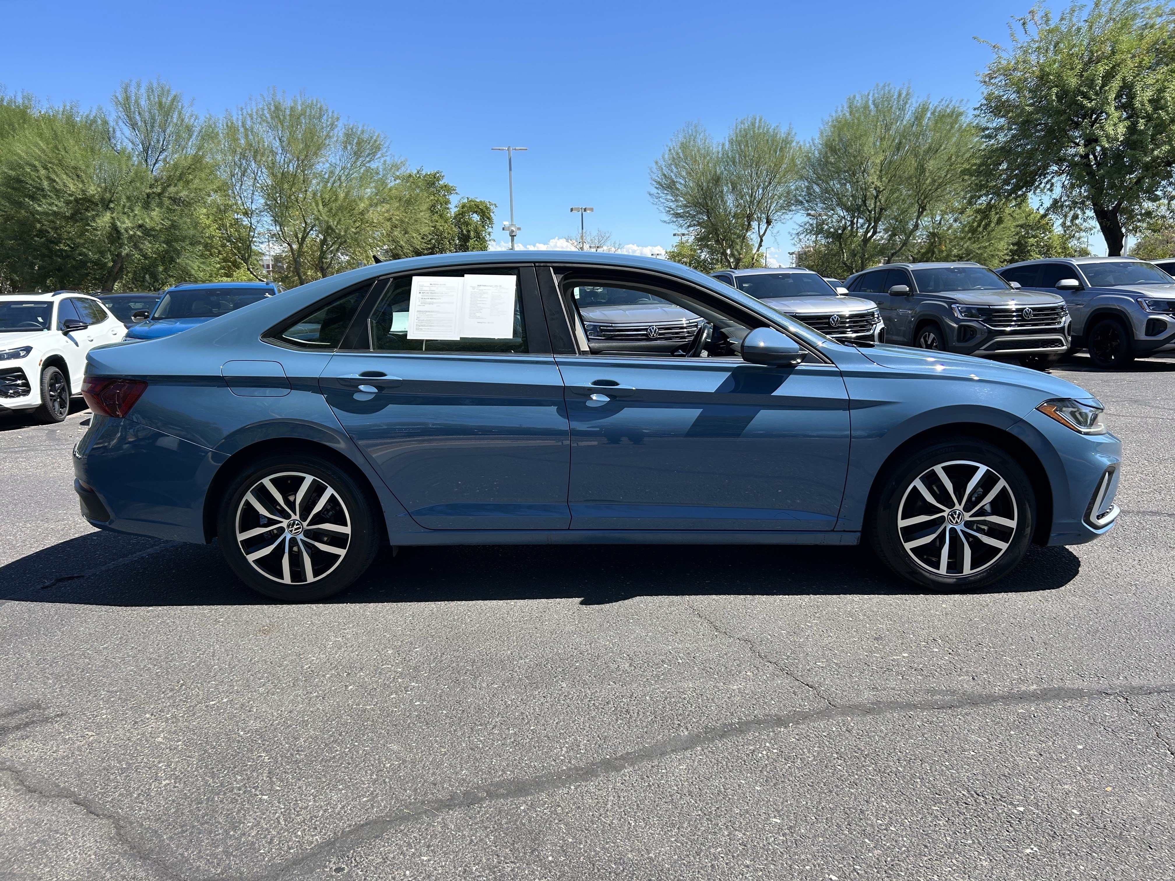 Used 2025 Volkswagen Jetta SE FWD image 5