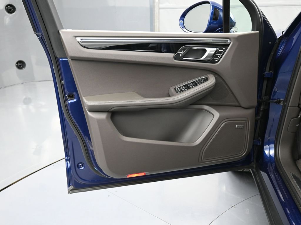 Certified 2025 Porsche Macan image 15